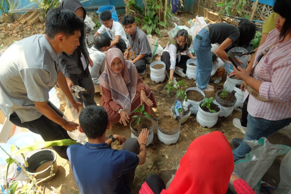 Atasi Lahan Sempit, UKSW Latih Warga Kampung Pancuran Urban Farming dan Olah Sampah Organik
