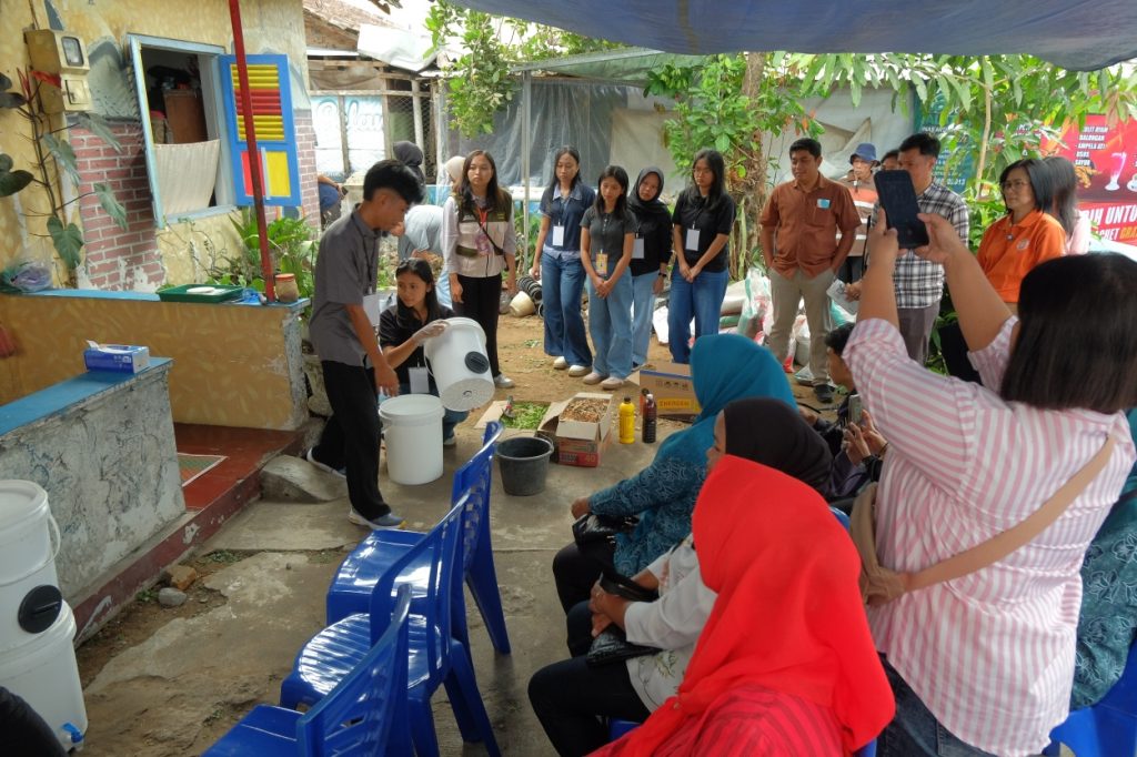 Atasi Lahan Sempit, UKSW Latih Warga Kampung Pancuran Urban Farming dan Olah Sampah Organik