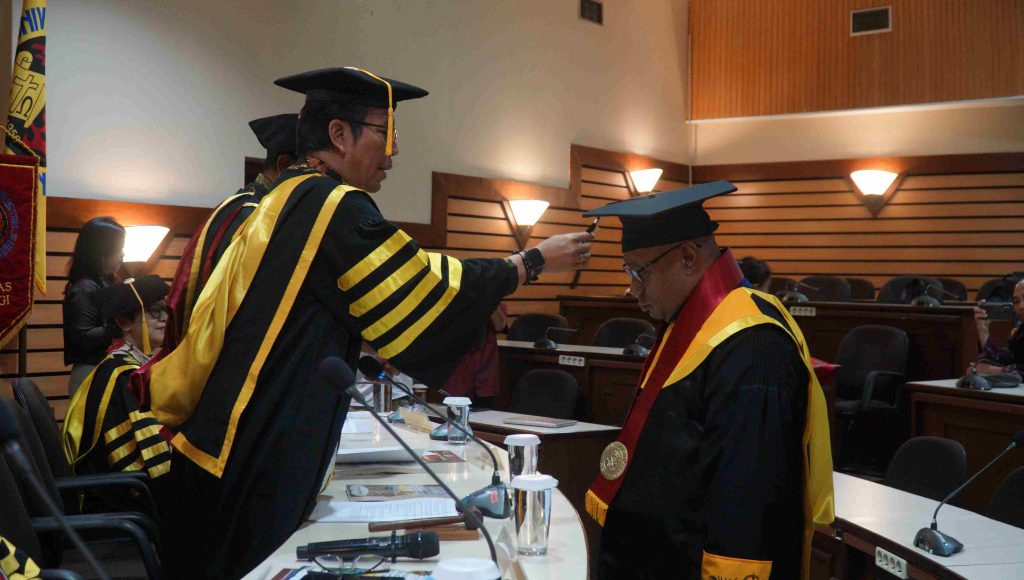 Kaji Makna Transformatif Lagu “Hai Tanahku Papua”, Oskar Ayub Wompere Raih Gelar Doktor Sosiologi Agama UKSW