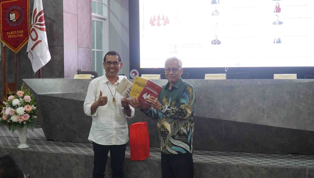 Jaga Demokrasi dari Kemunduran, AIPI dan UKSW Gaungkan Teologi Publik Berbasis Kearifan Lokal